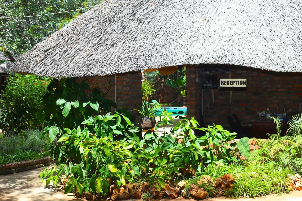 Mawuya Lodge วิกตอเรียฟอลส์ ภายนอก รูปภาพ